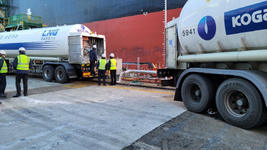 한국가스공사 관계자가 선박에 LNG벙커링을 공급하고 있다. 가스공사 제공